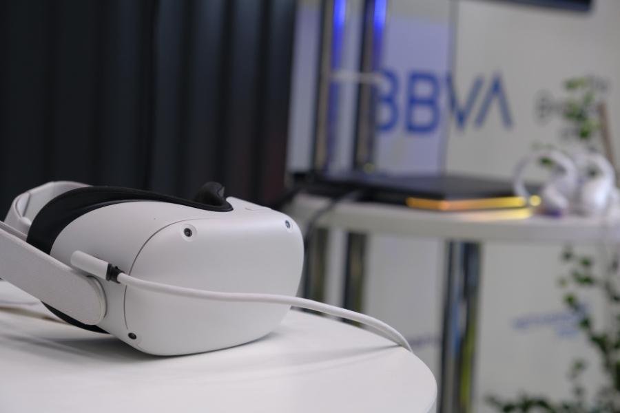 Gafas de realidad virtual experiencia XR para BBVA por Metaverso Pro y Alvearium